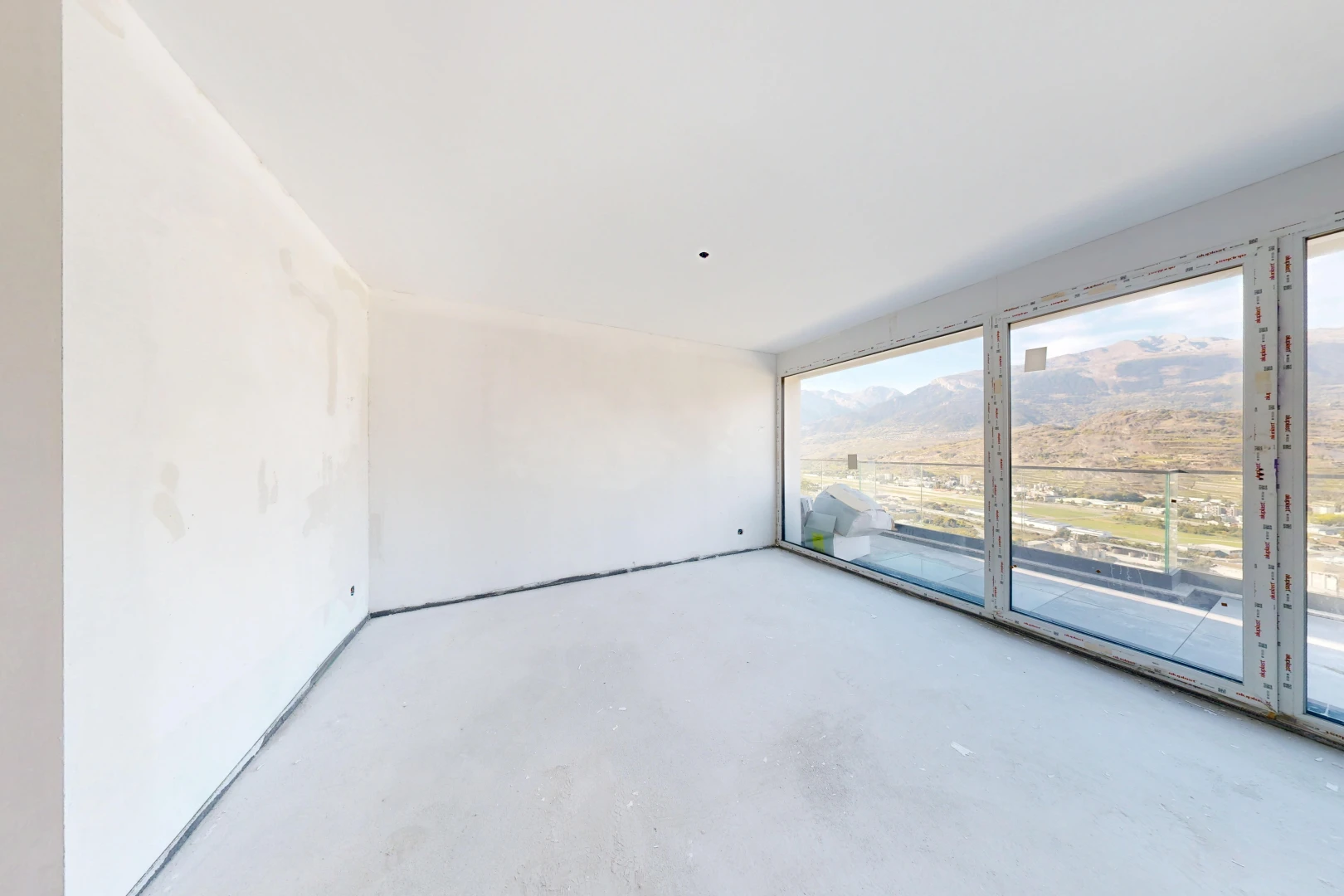 pièce vide avec inside property, sol en béton, concrete floor, cloison sèche, et drywall