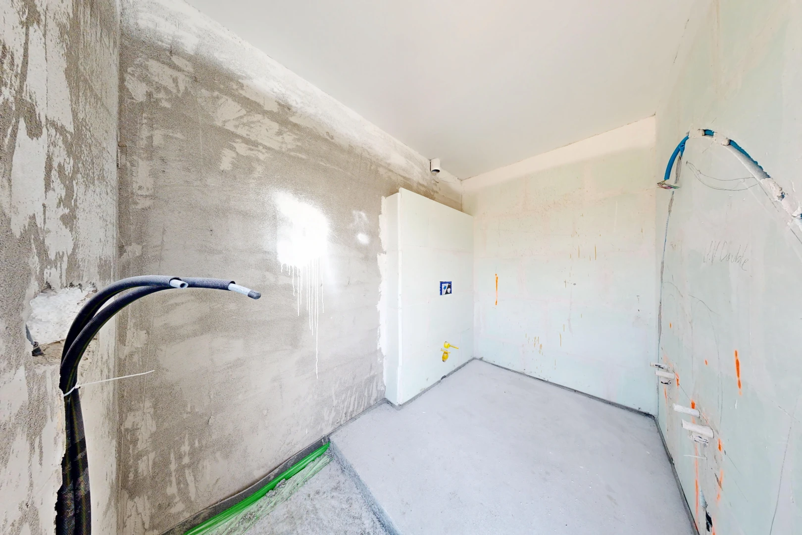 pièce vide avec concrete floor, sol en béton, et inside property