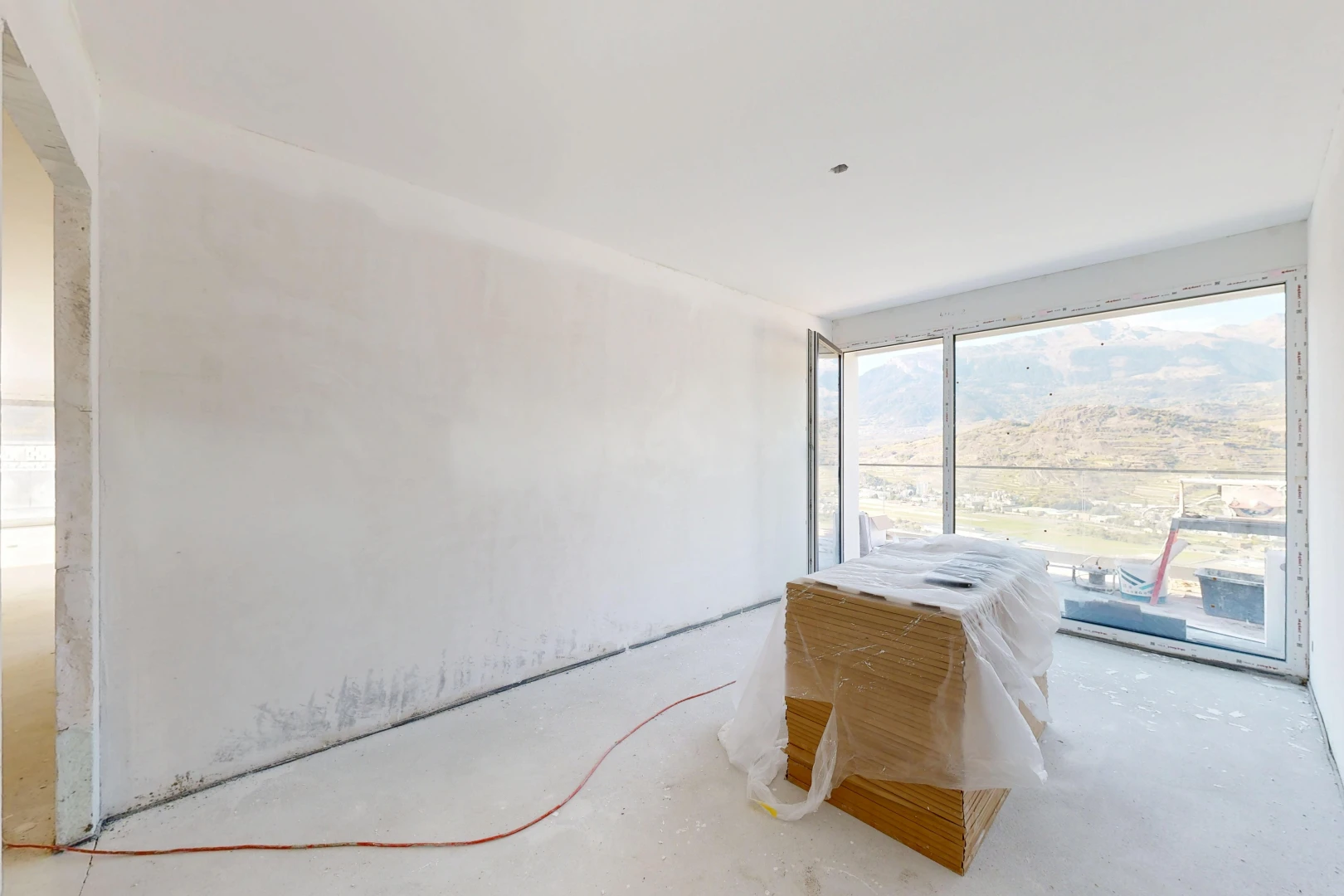 bureau avec inside property, concrete floor, et sol en béton