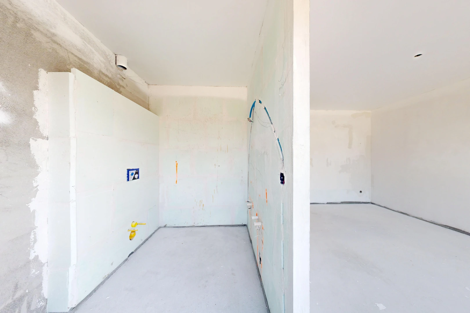 pièce vide avec inside property, concrete floor, et sol en béton
