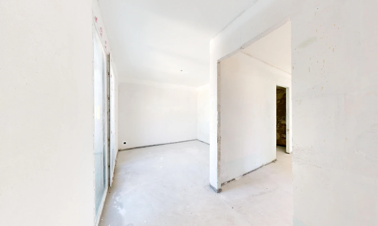 pièce vide avec inside property, concrete floor, sol en béton, drywall, et cloison sèche