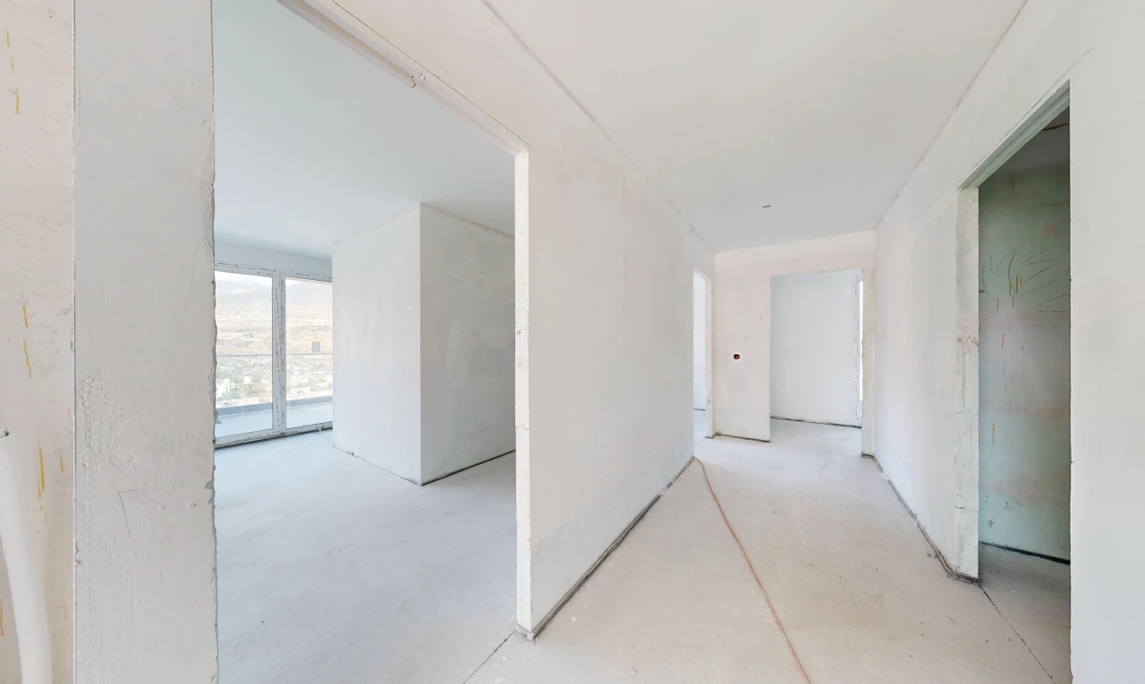 couloir avec inside property, sol en béton, et concrete floor