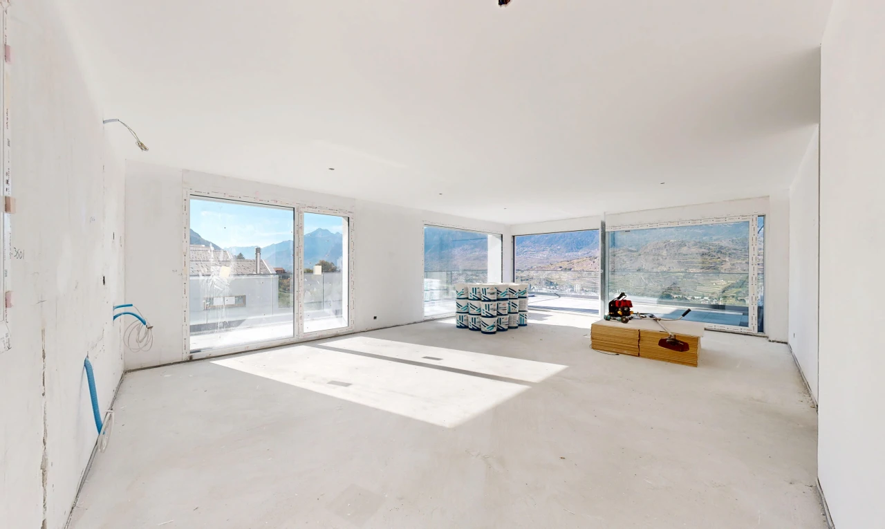 salon avec inside property, concrete floor, sol en béton, vue sur la montagne, et mountain view