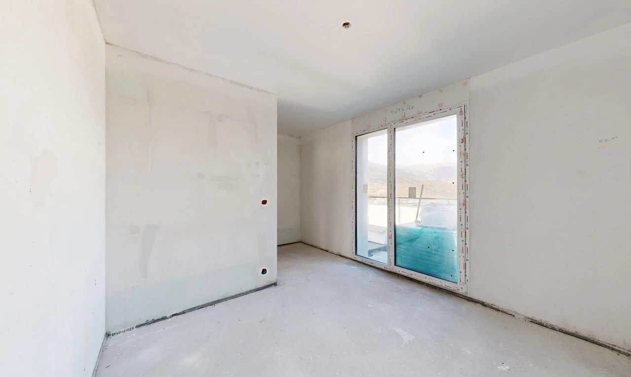 pièce vide avec inside property, concrete floor, sol en béton, drywall, et cloison sèche