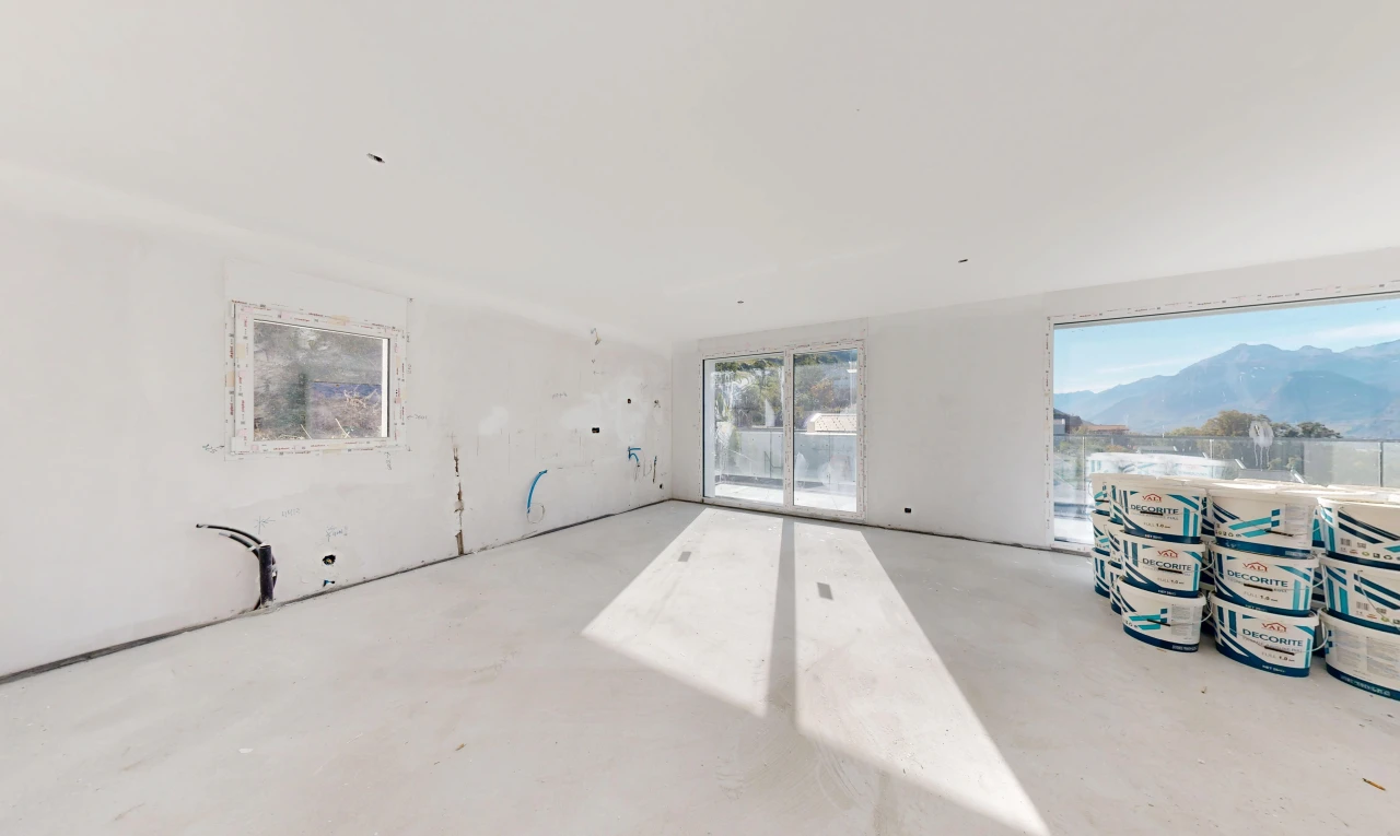 pièce vide avec inside property, accès à l'extérieur, sol en béton, concrete floor, et mountain view