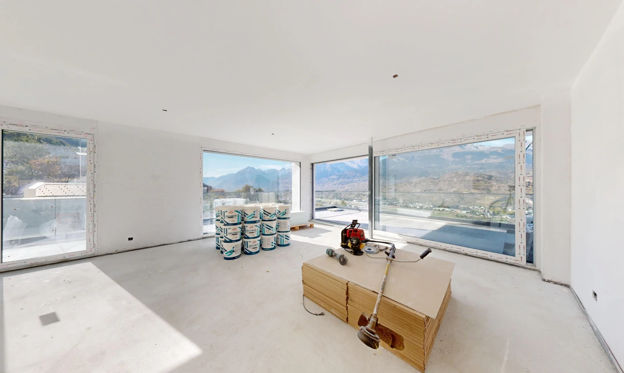 salon avec inside property, vue sur la montagne, mountain view, véranda, et drywall
