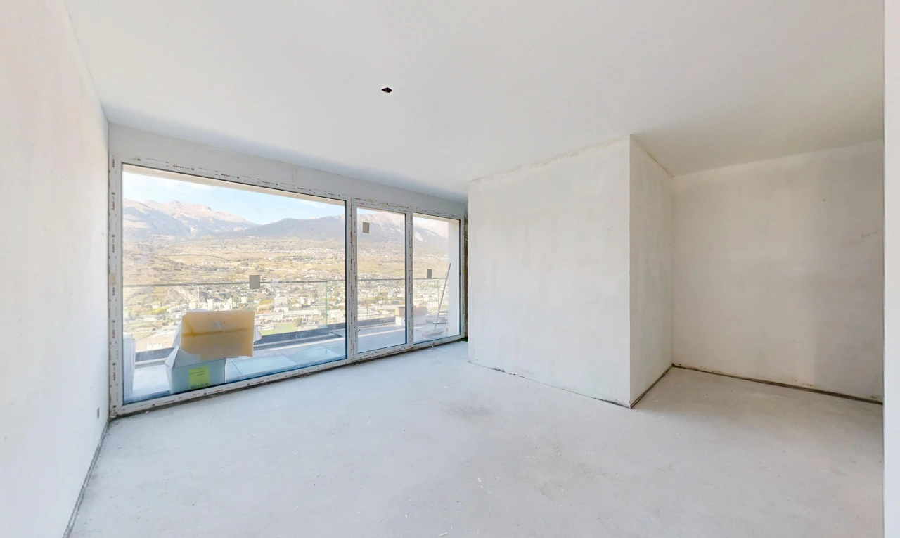pièce vide avec vue sur la montagne, mountain view, accès à l'extérieur, concrete floor, et sol en béton
