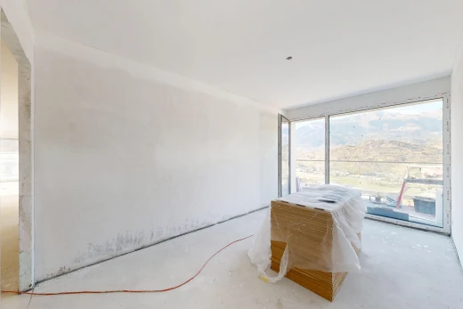 bureau avec inside property, concrete floor, et sol en béton