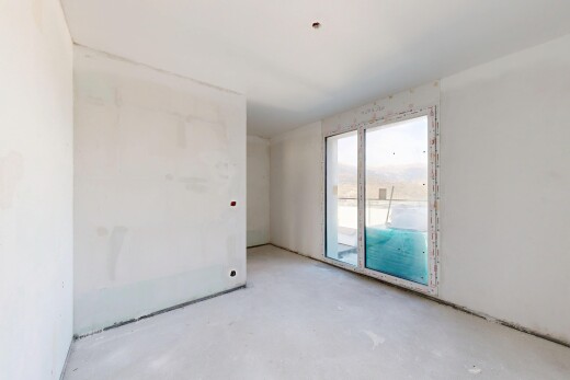 pièce vide avec inside property, concrete floor, sol en béton, drywall, et cloison sèche