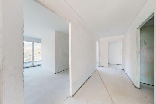 couloir avec inside property, sol en béton, et concrete floor