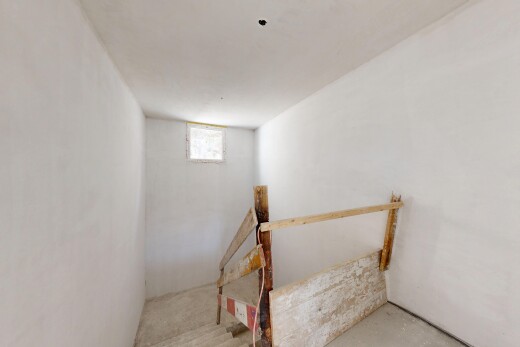 escaliers avec lumière naturelle, inside property, concrete floor, sol en béton, et drywall