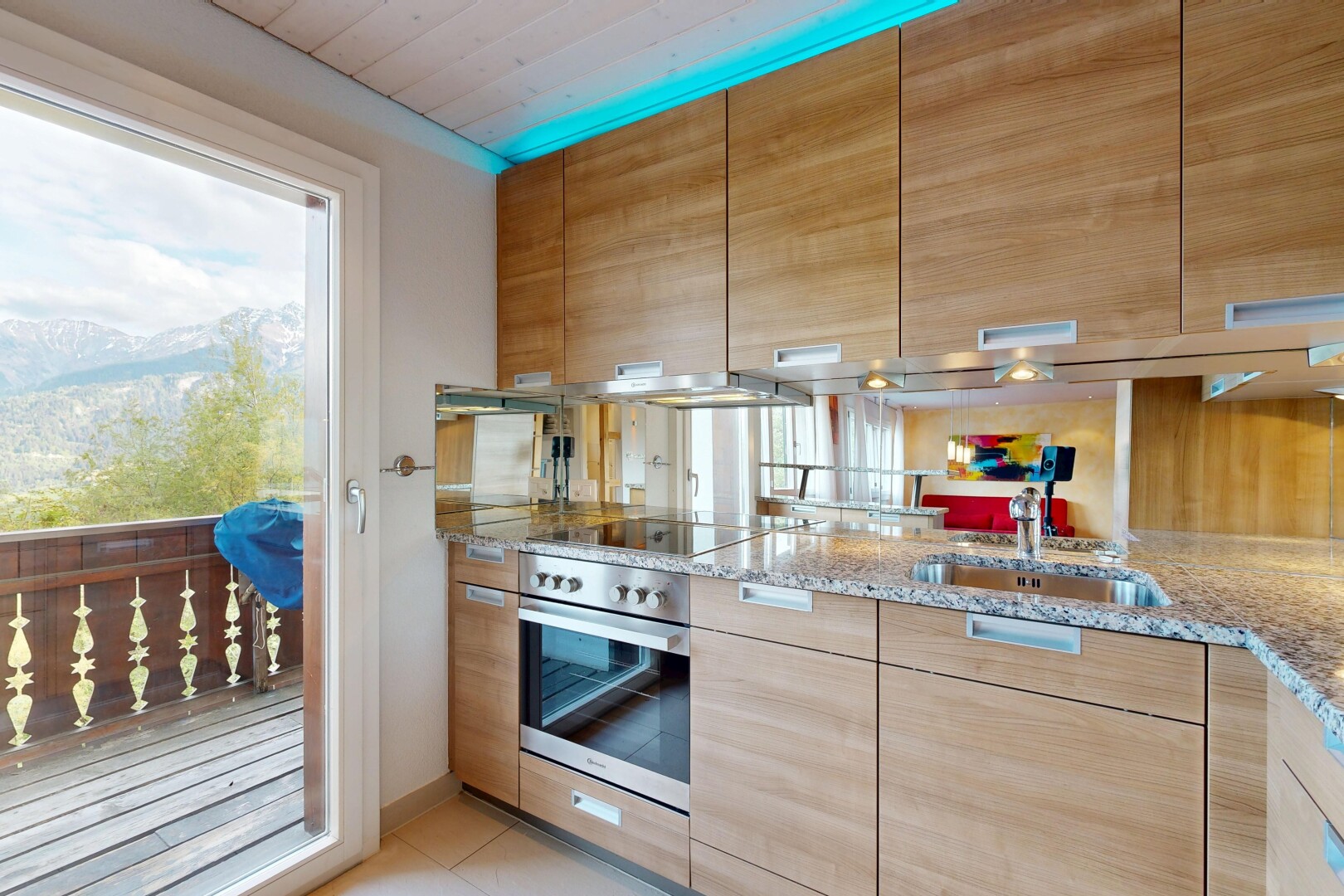 cuisine avec light brown cabinets, armoires marron clair, stone countertops, plans de travail en pierre, et four