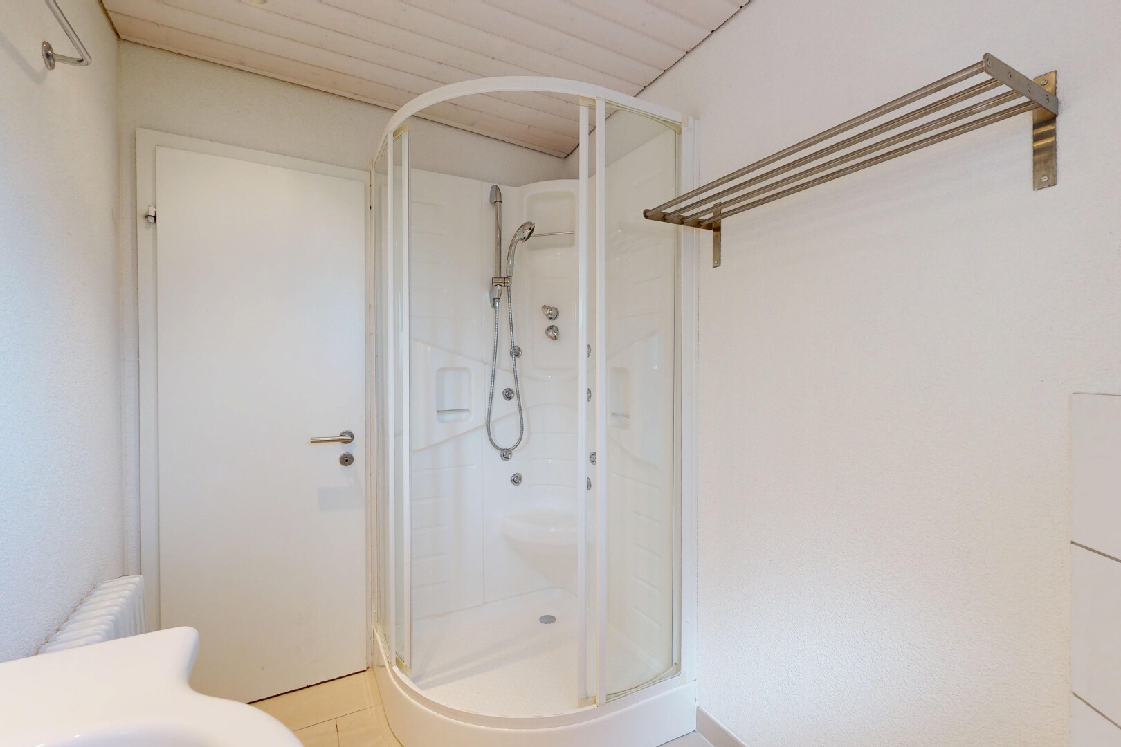 salle de bains avec douche, salle de bain complète, inside property, drywall, et cloison sèche