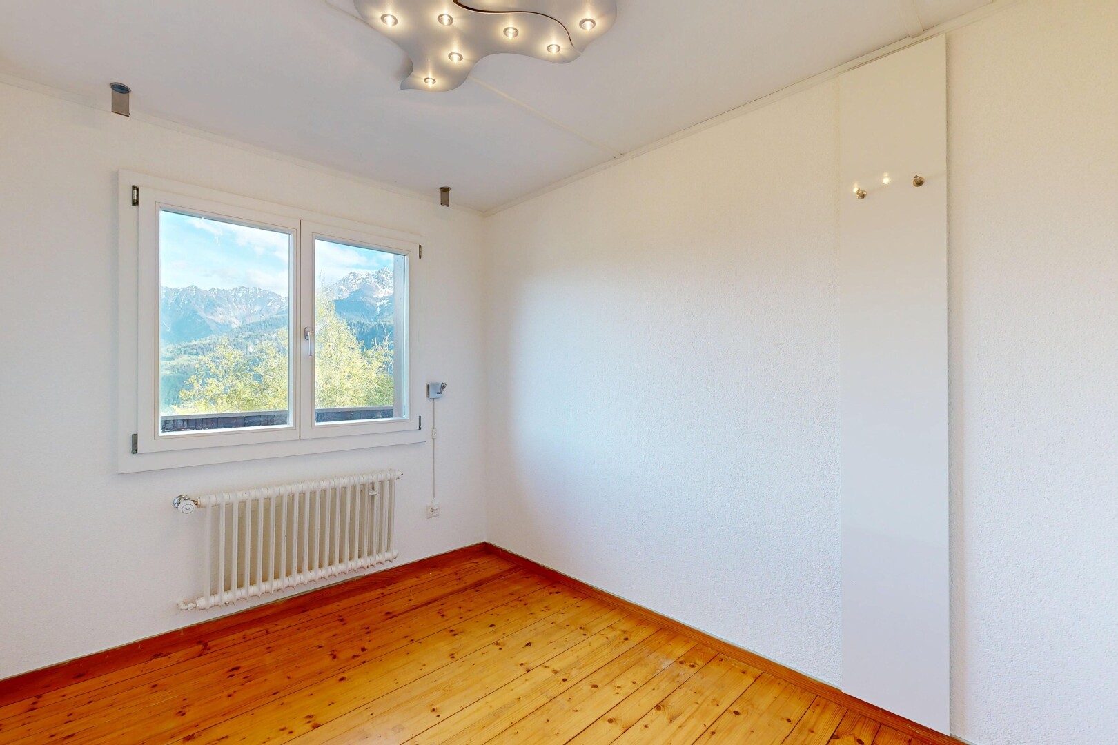 pièce vide avec sol en finition bois, wood finish floor, radiateur, hardwood floor, et inside property