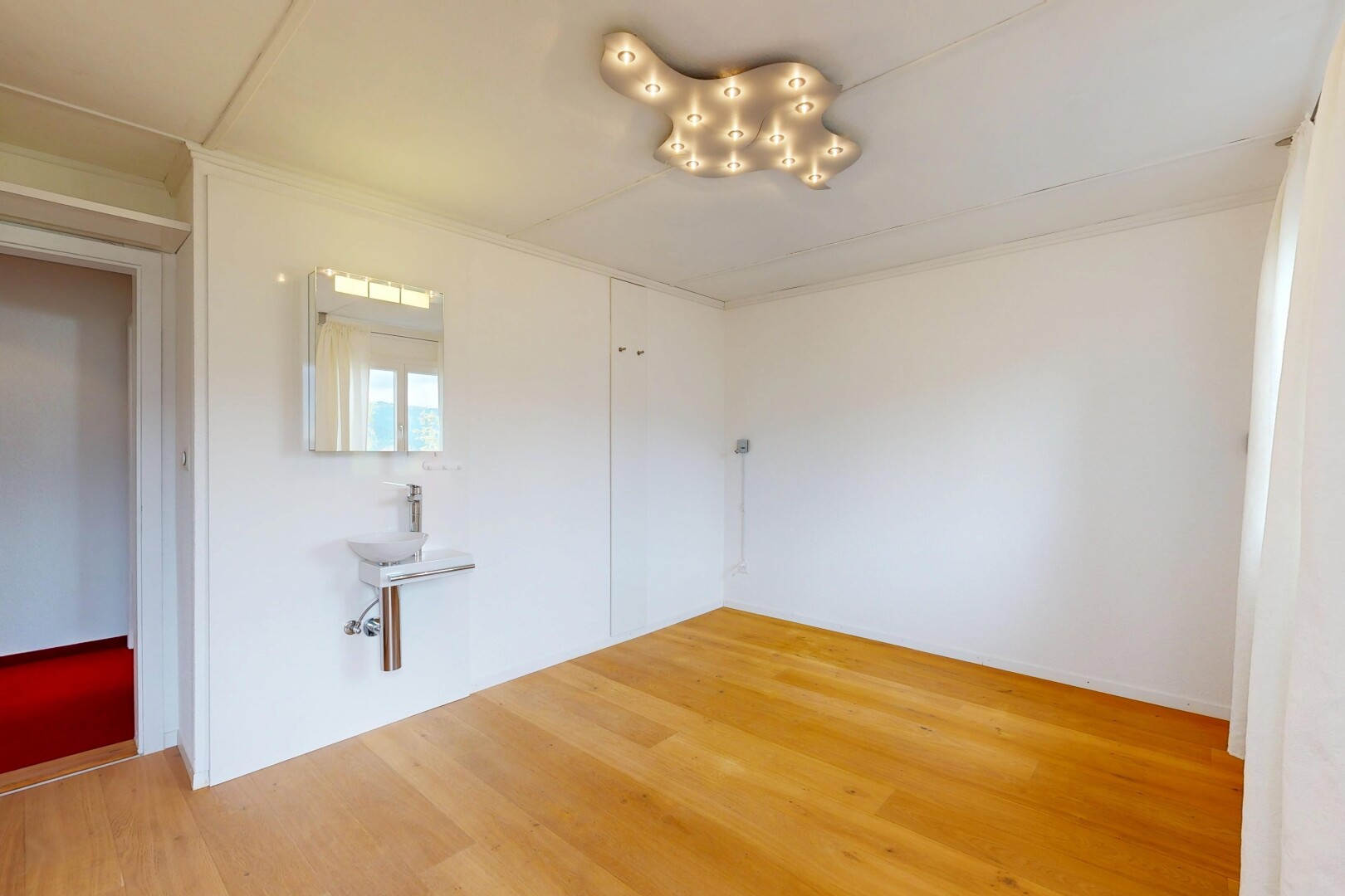 pièce vide avec wood finish floor, sol en finition bois, inside property, drywall, et cloison sèche