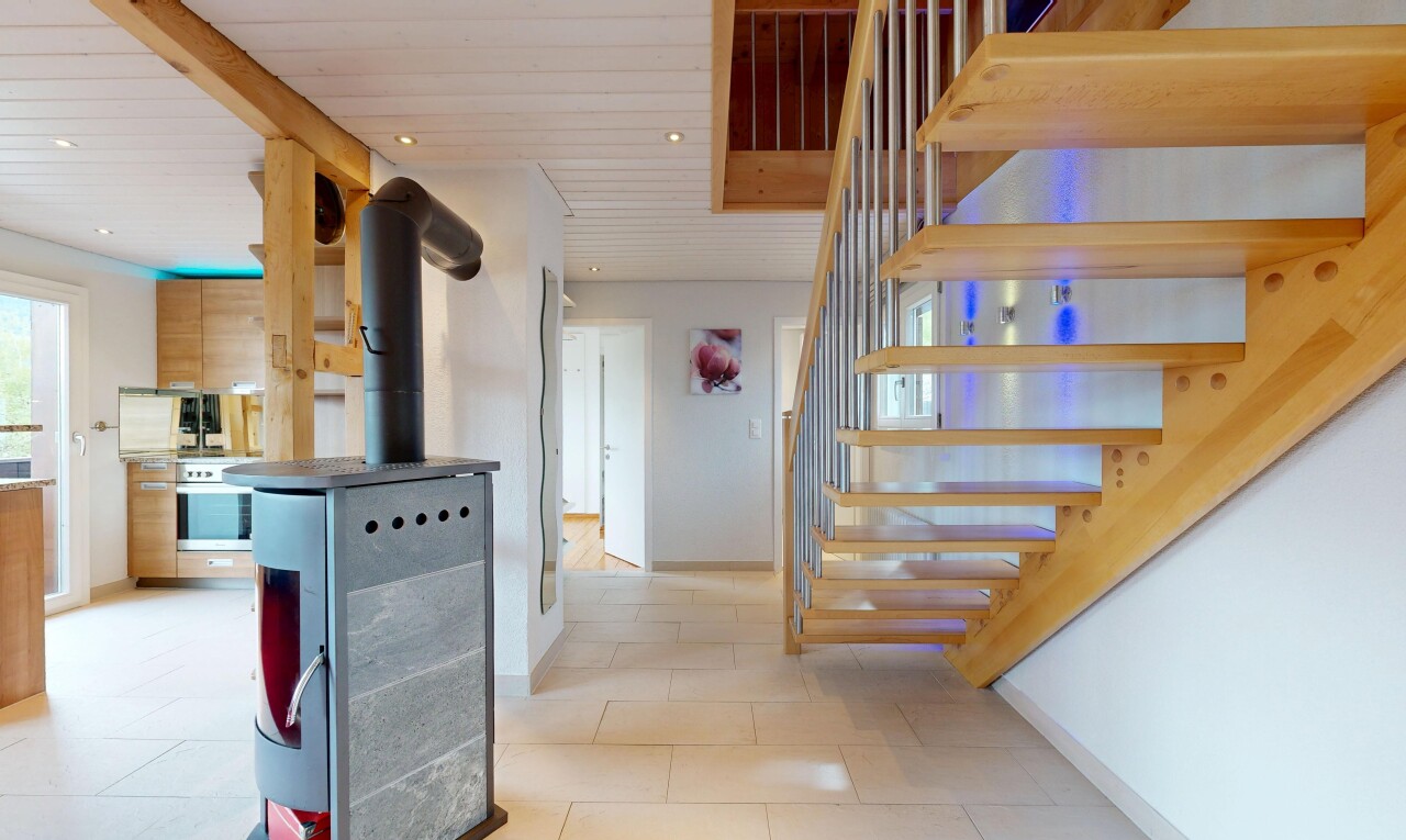 escaliers avec escaliers, cloison sèche, drywall, inside property, et plinthes murales