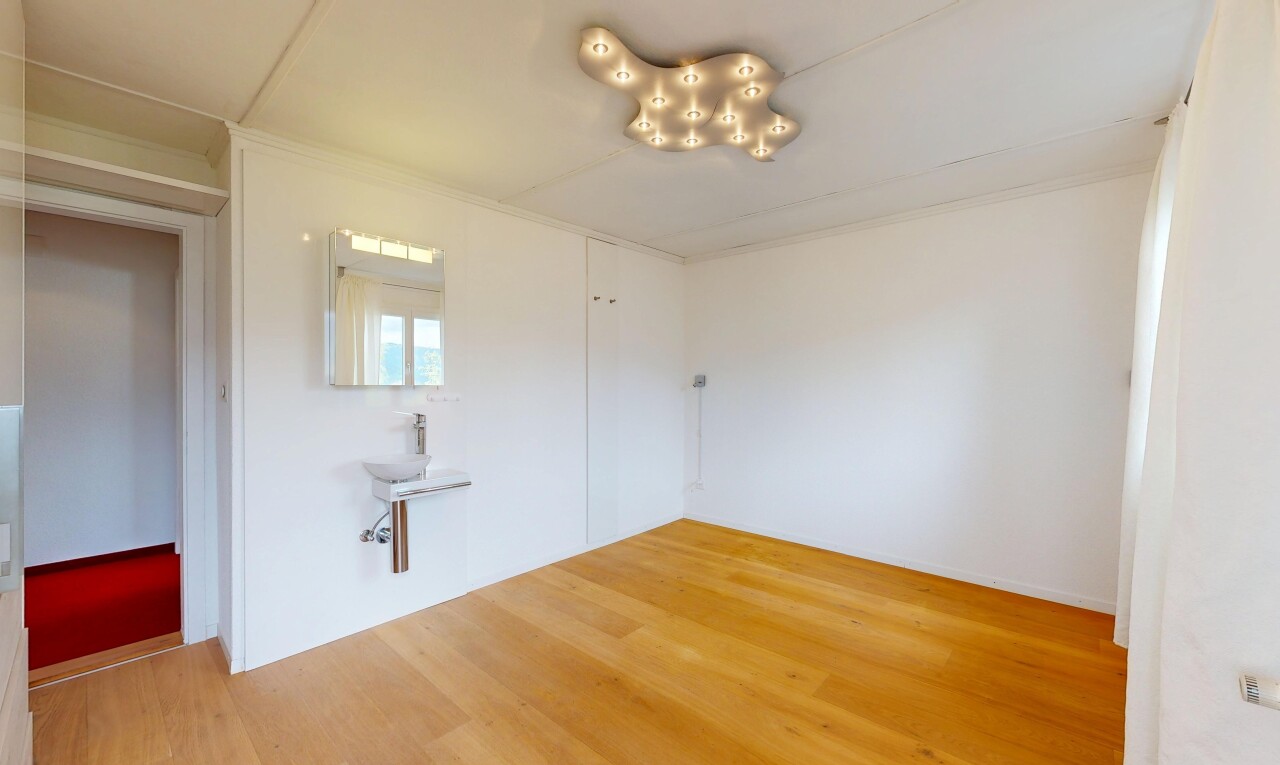 pièce vide avec wood finish floor, sol en finition bois, inside property, drywall, et cloison sèche