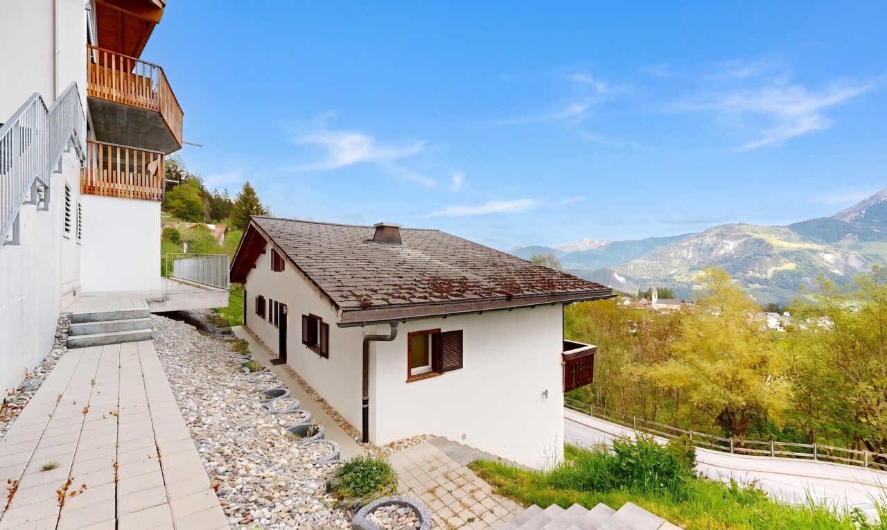 façade avec clôture, bardage en stuc, mountain view, vue sur la montagne, et balcon