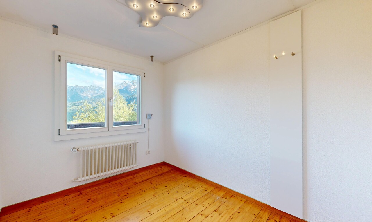 pièce vide avec sol en finition bois, wood finish floor, radiateur, hardwood floor, et inside property