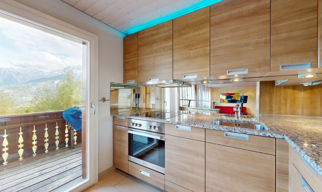 cuisine avec light brown cabinets, armoires marron clair, stone countertops, plans de travail en pierre, et four