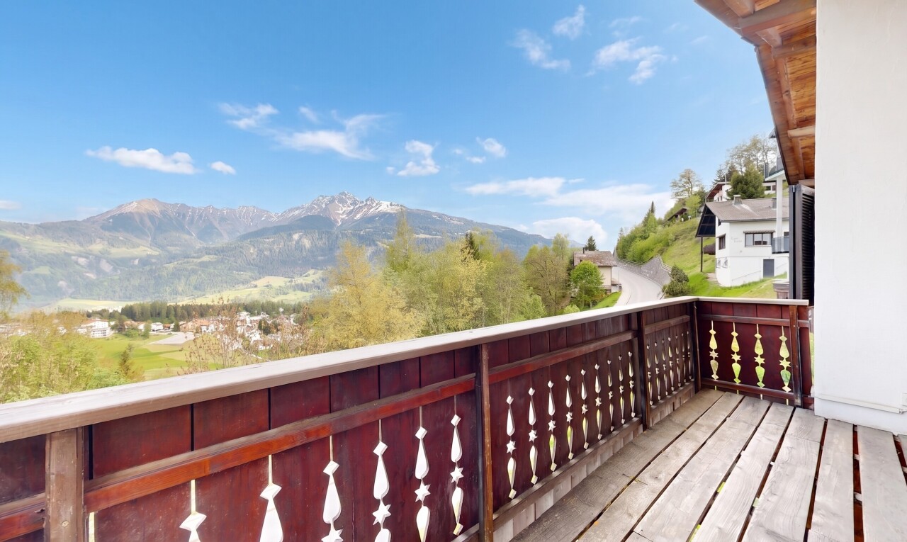 balcon avec vue sur la montagne, mountain view, balcon, from property, et day time