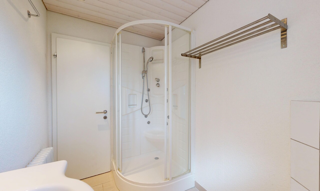salle de bains avec douche, salle de bain complète, inside property, drywall, et cloison sèche