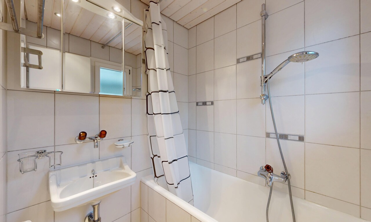 salle de bains avec miroir, salle de bain complète, évier, douche-bain combinés, et inside property
