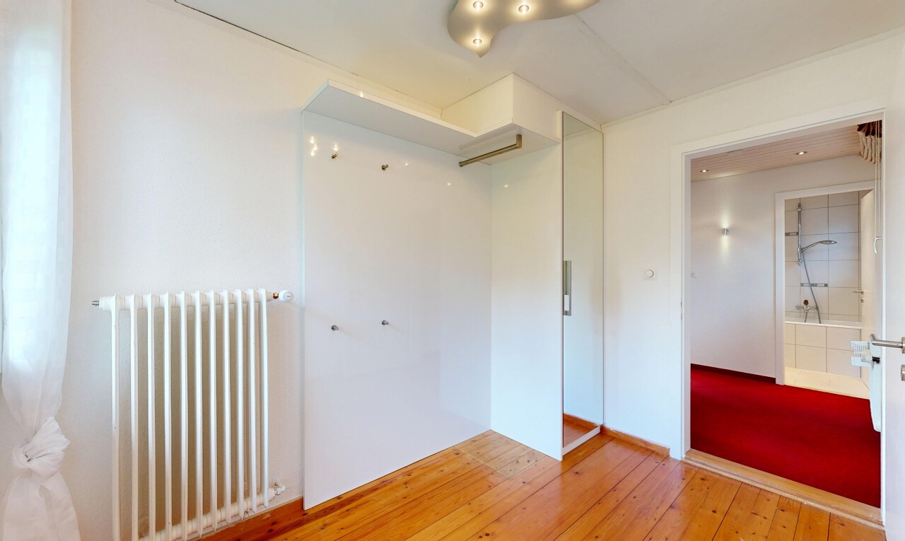 pièce vide avec sol en finition bois, wood finish floor, radiateur, hardwood floor, et inside property