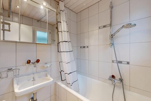 bathroom featuring tiled shower / bath and tile walls