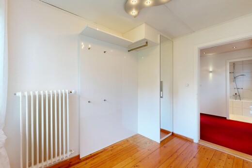 pièce vide avec sol en finition bois, wood finish floor, radiateur, hardwood floor, et inside property
