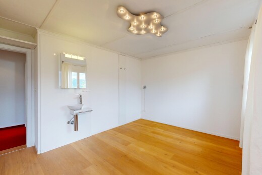 pièce vide avec wood finish floor, sol en finition bois, inside property, drywall, et cloison sèche
