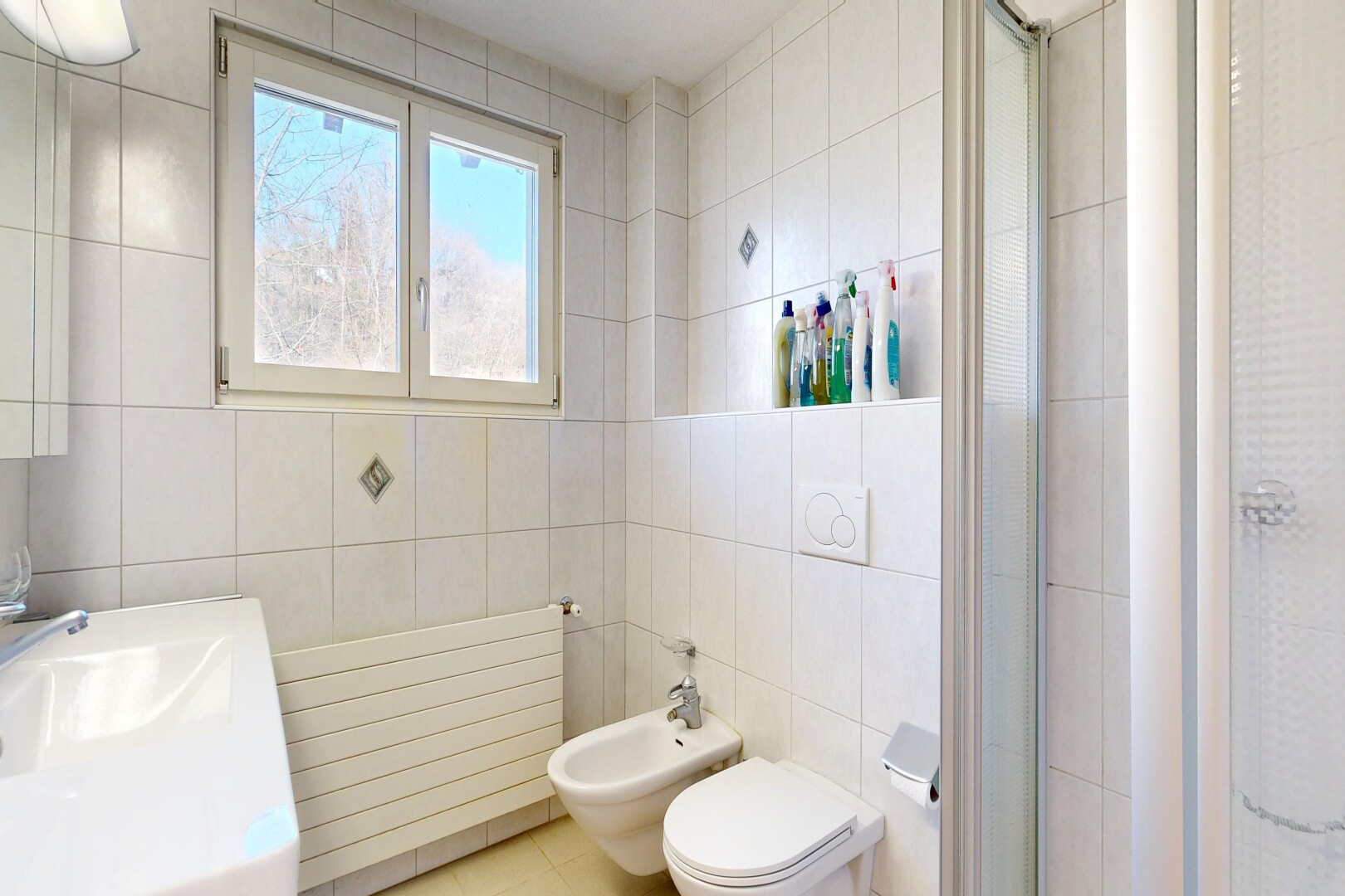 salle de bains avec tile wall, mur en carrelage, douche, radiateur, et salle de bain complète