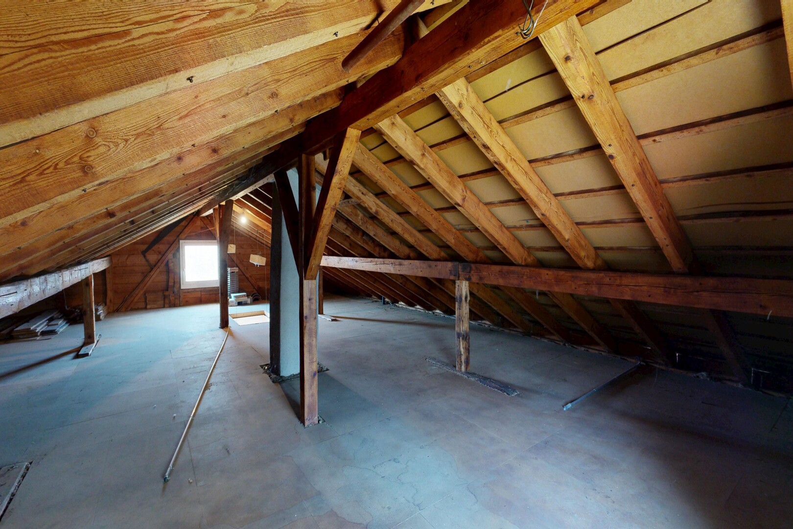 pièce vide avec low ceiling, plafond bas, vaulted ceiling, plafond voûté, et natural light