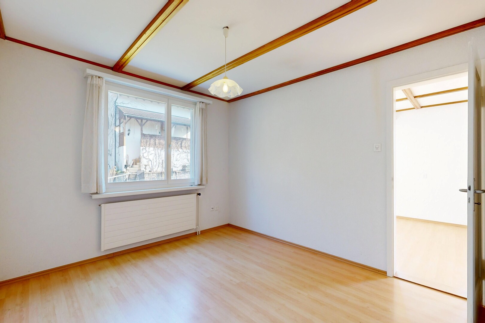 pièce vide avec radiateur, inside property, sol en finition bois, wood finish floor, et cloison sèche