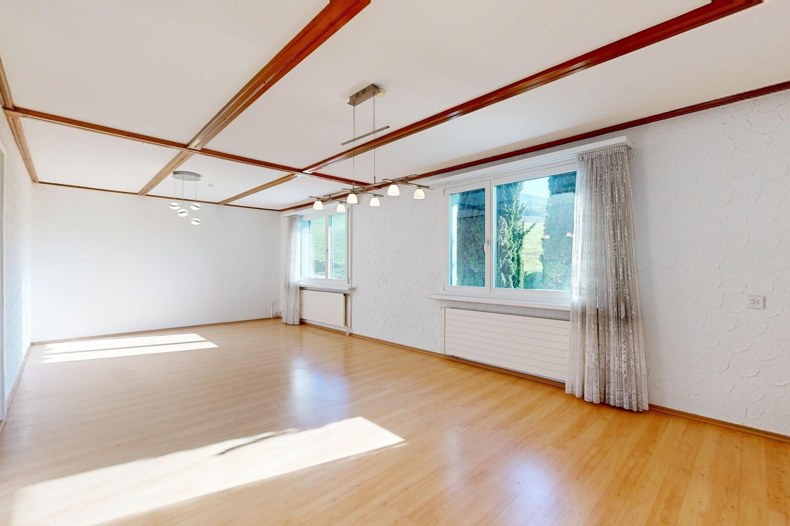 pièce vide avec inside property, lumière naturelle, natural light, sol en finition bois, et wood finish floor
