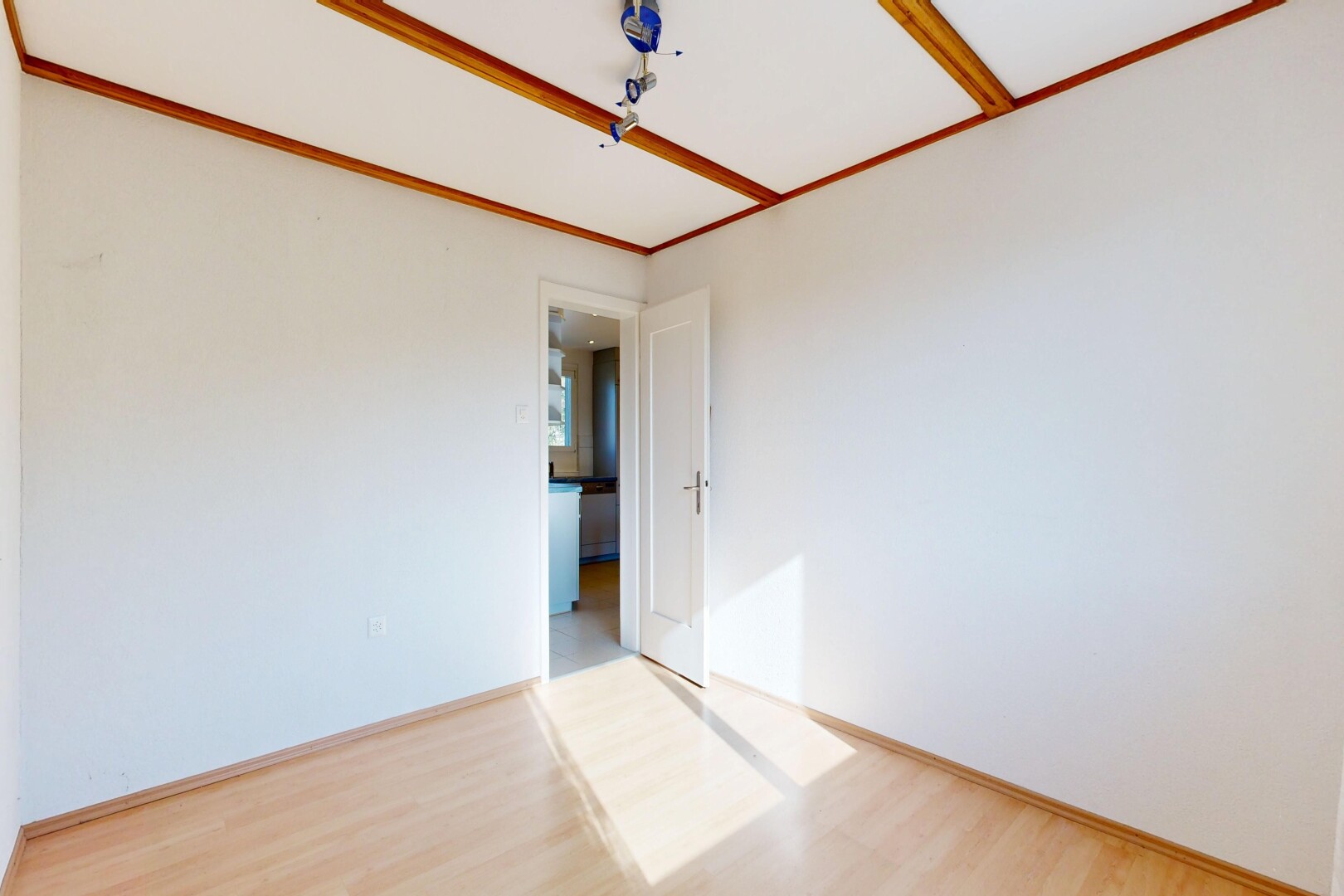 pièce vide avec sol en finition bois, wood finish floor, cloison sèche, drywall, et inside property