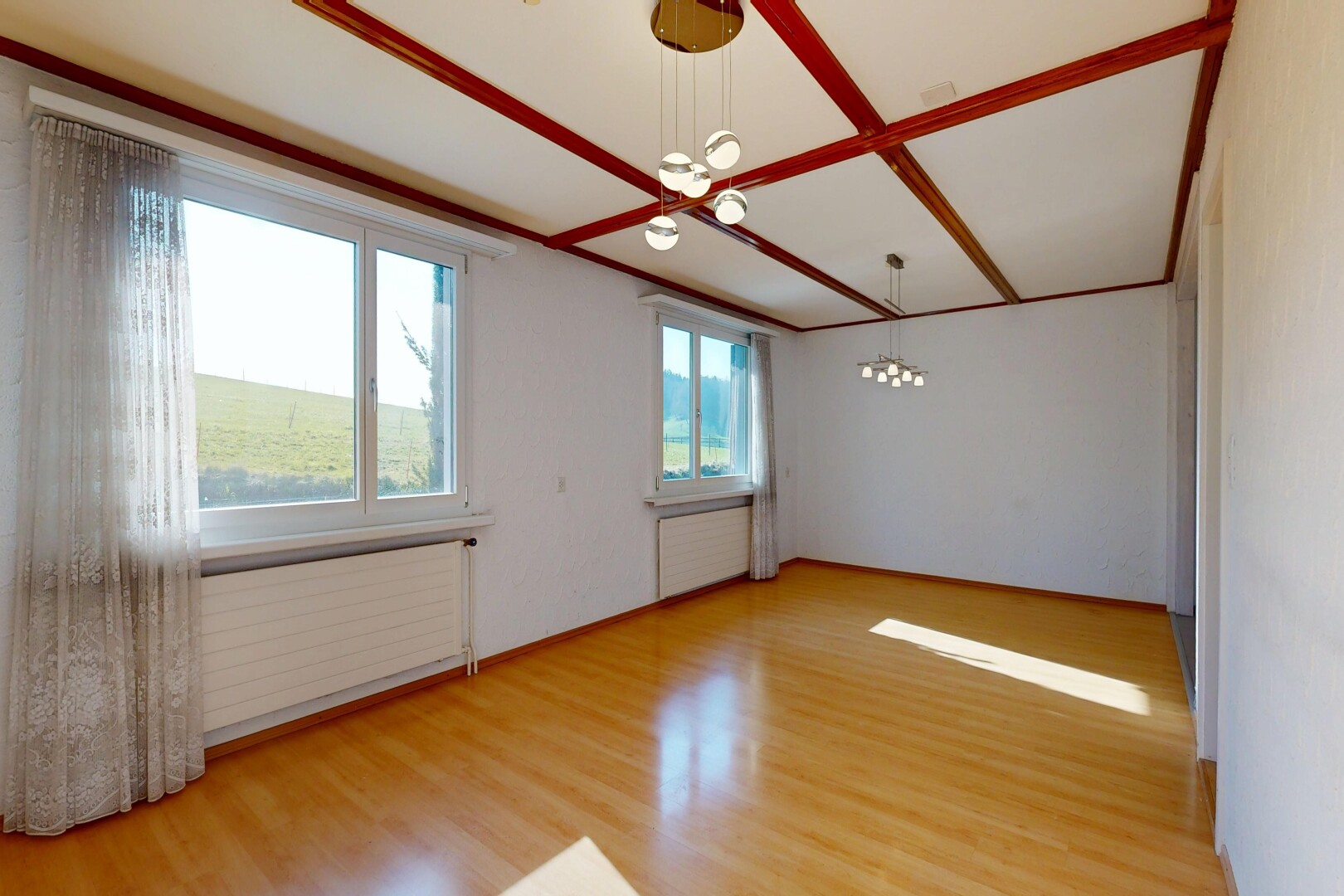 pièce vide avec sol en finition bois, wood finish floor, inside property, radiateur, et lumière naturelle