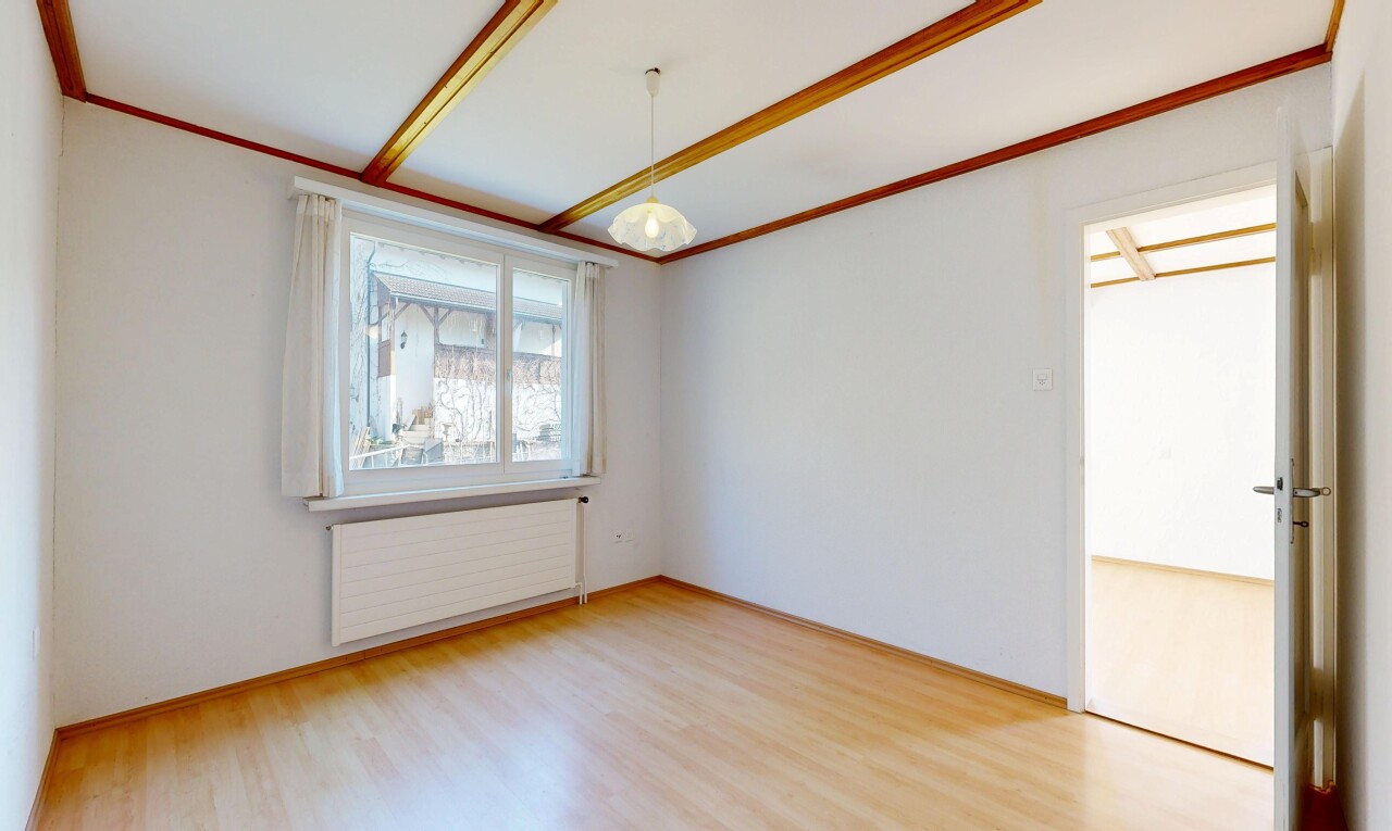 pièce vide avec radiateur, inside property, sol en finition bois, wood finish floor, et cloison sèche