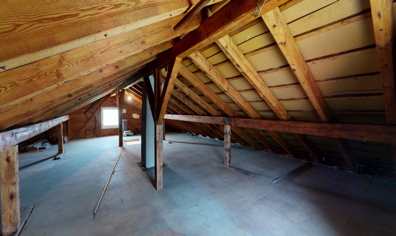 pièce vide avec low ceiling, plafond bas, vaulted ceiling, plafond voûté, et natural light