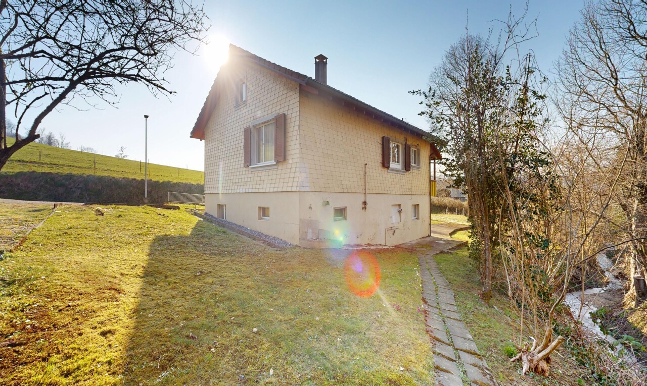 façade avec pelouse, property visible, et cheminée