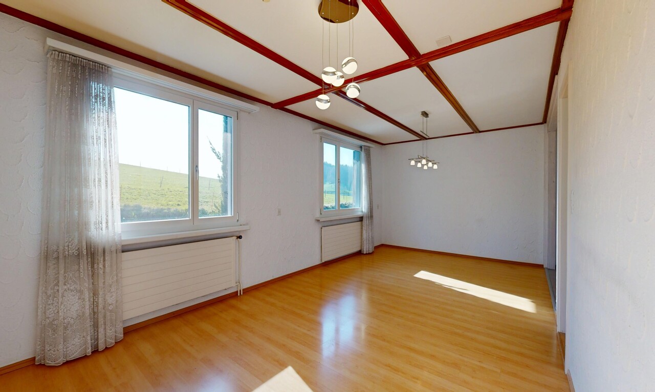 pièce vide avec sol en finition bois, wood finish floor, inside property, radiateur, et lumière naturelle