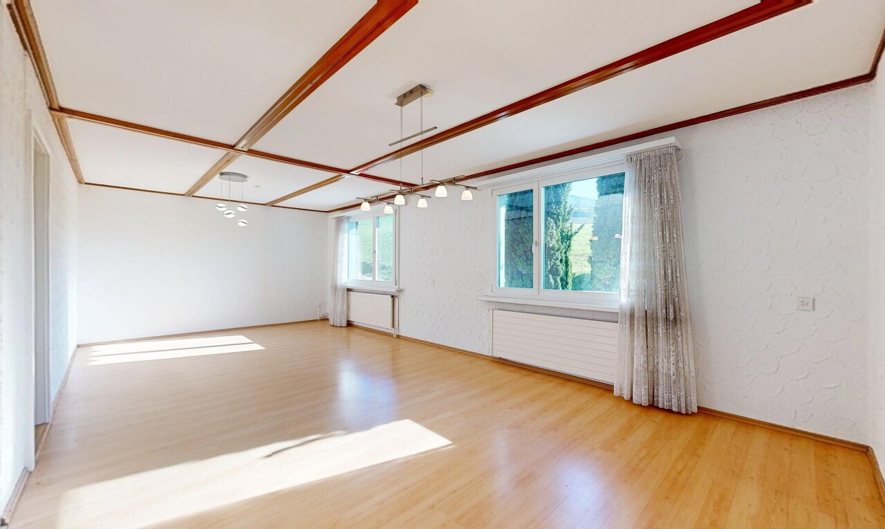 pièce vide avec inside property, lumière naturelle, natural light, sol en finition bois, et wood finish floor