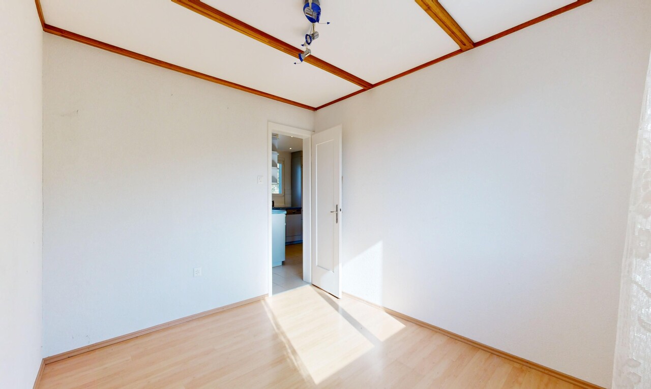 pièce vide avec sol en finition bois, wood finish floor, cloison sèche, drywall, et inside property