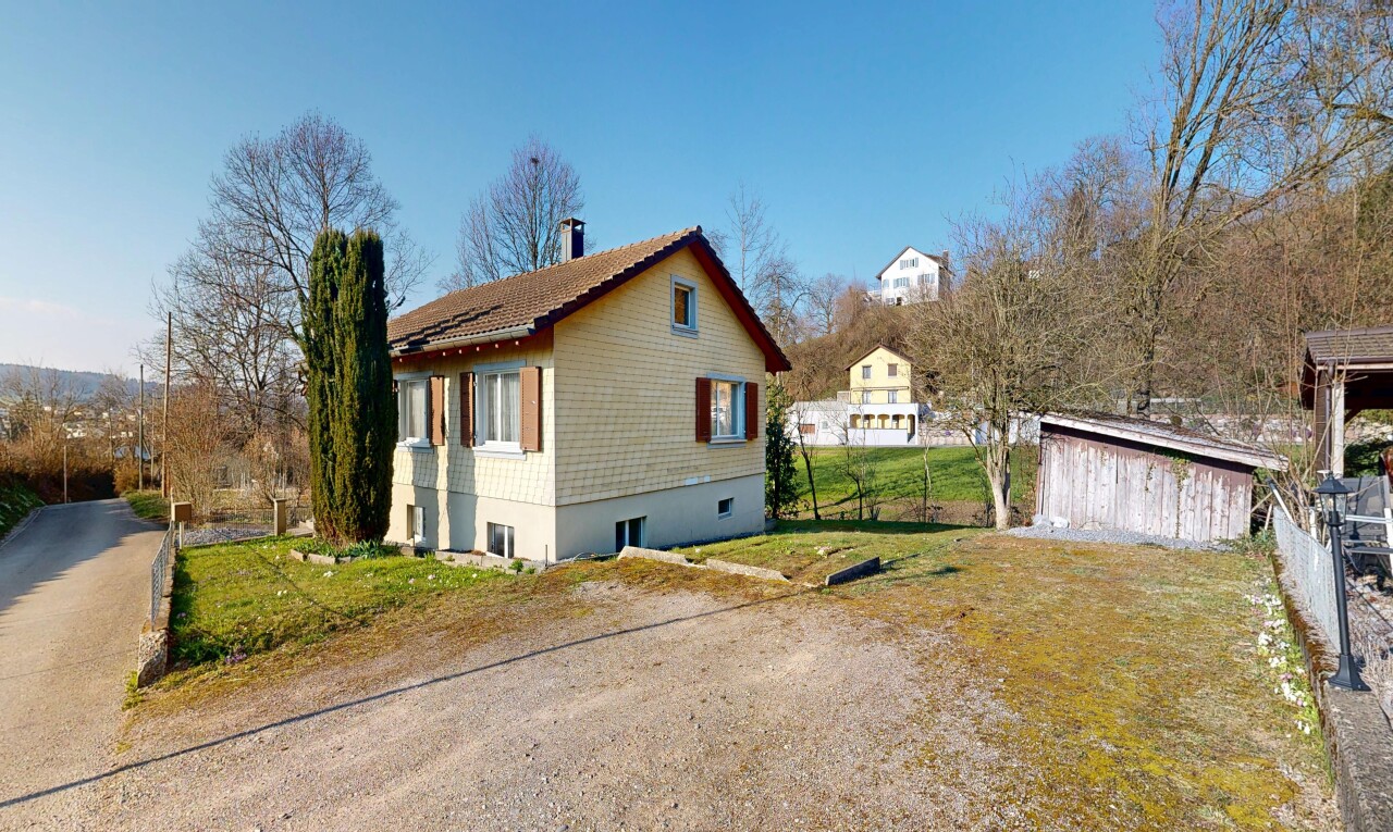 façade avec bardage en bardeaux, day time, property visible, fondation en béton, et pelouse