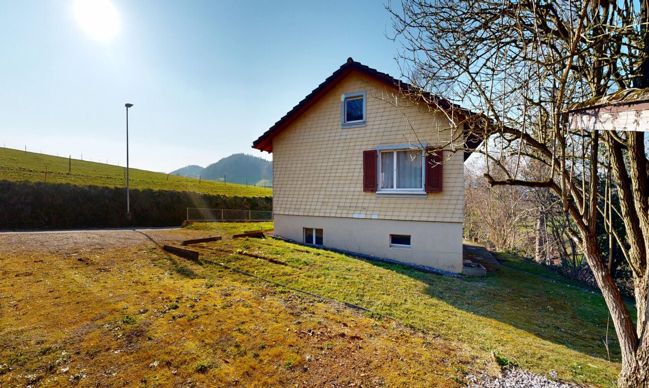 façade avec fondation en béton, bardage en bardeaux, pelouse, from property, et day time