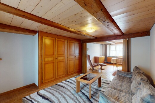 wohnzimmer mit natürliches licht, sockelleisten, balkendecke, holzdecke, und gipskartonwand