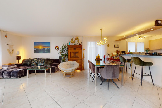 wohn- / esszimmer mit fliesenboden, bemerkenswerter kronleuchter, und natürliches licht