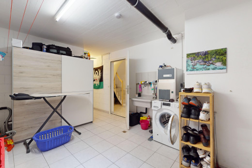 wäschekammer mit tumbler und fliesenboden