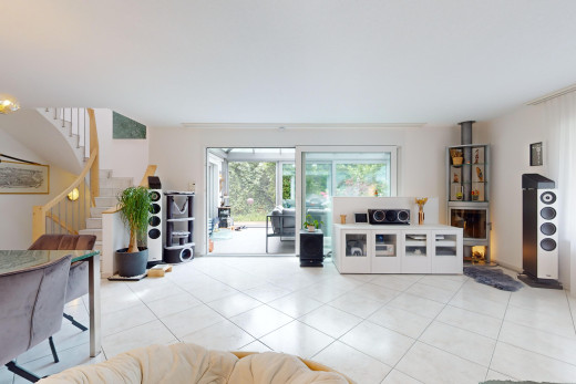 wohnzimmer mit natürliches licht, fliesenboden, und kronenstuck