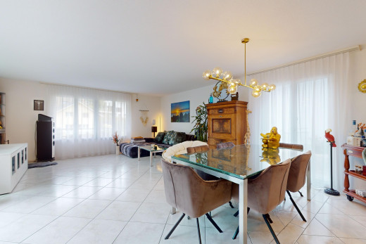 wohn- / esszimmer mit natürliches licht, fliesenboden, und bemerkenswerter kronleuchter